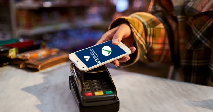 PIA Person bezahlt mit dem Handy